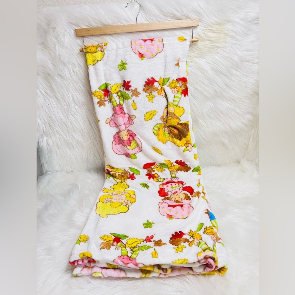 Strawberry Shortcake Throw Blanket - Picture 4 of 4